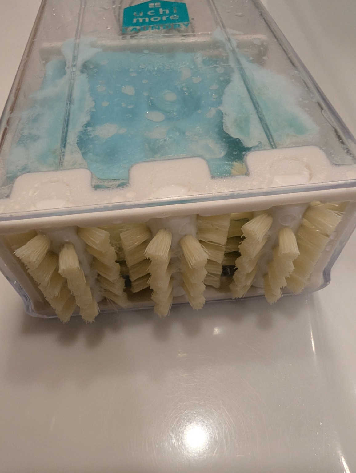 泡立つ洗濯せっけんケースのローラーブラシに泡が付いている様子