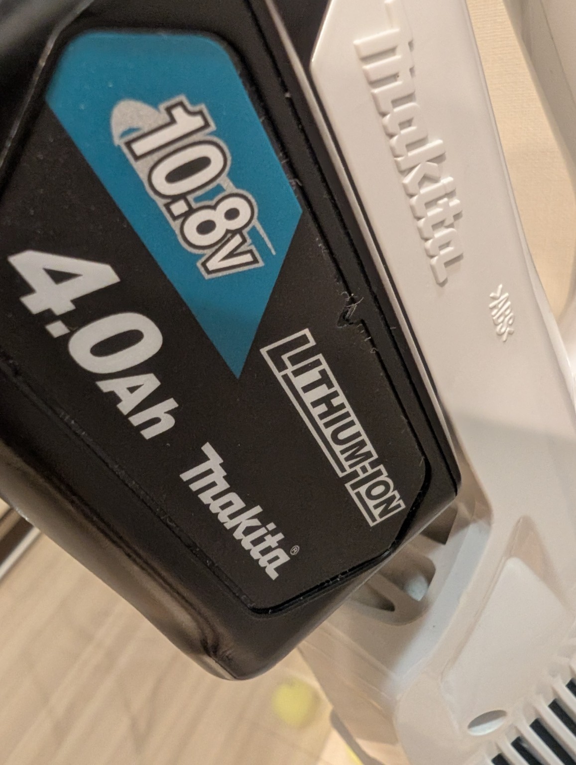 マキタ純正の10.8V・4.0Ahバッテリー。現在わが家で使っているBL1040Bの表面